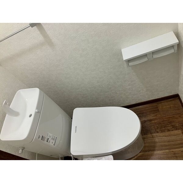 温水洗浄便座付きのトイレ