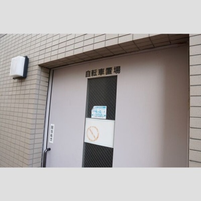 共用駐輪場の入口。