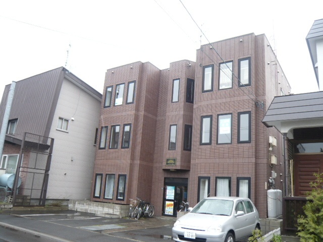 建物外観・駐車スペース