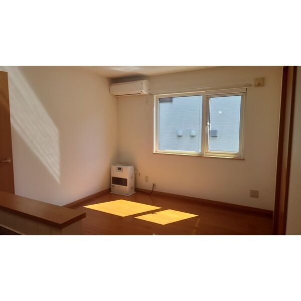 窓のあるリビング。エアコン・灯油暖房付き
