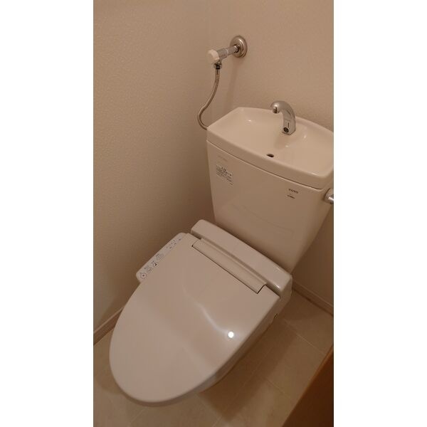 温水洗浄便座付きのトイレ