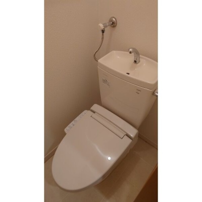温水洗浄便座付きのトイレ