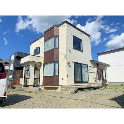 青空駐車場付きの戸建て外観