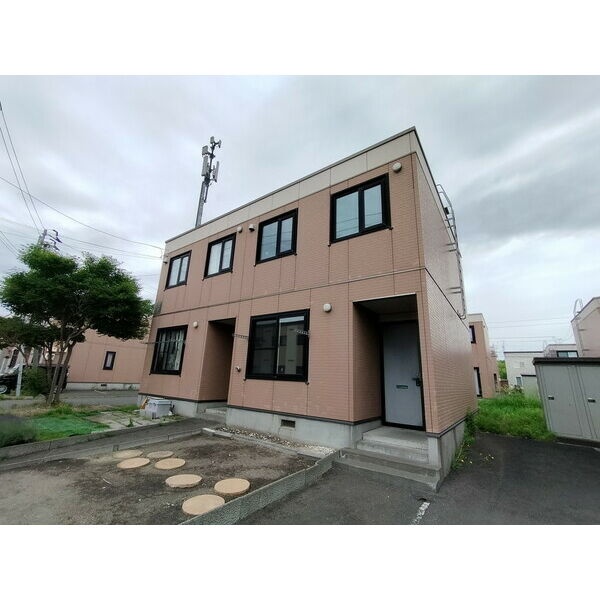 別角度からの建物外観と玄関