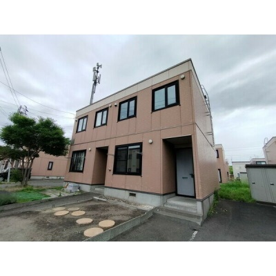 別角度からの建物外観と玄関