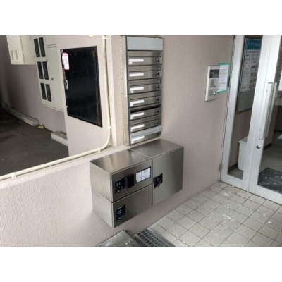共用の宅配ボックスと郵便受け