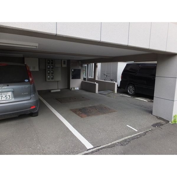 建物下の駐車スペース（利用区画は現地確認）