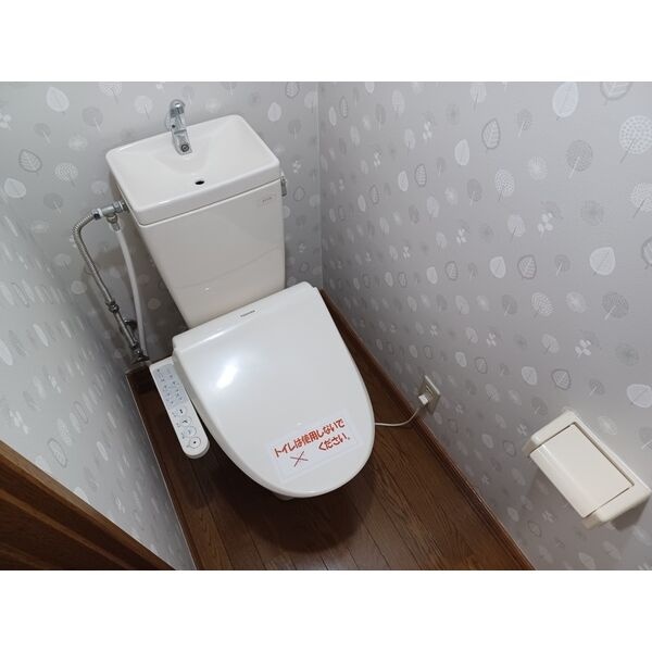 温水洗浄便座を備えたトイレ。