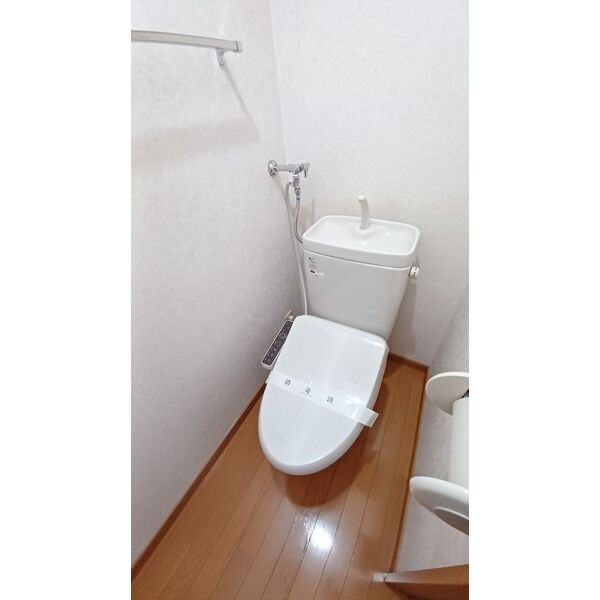 温水洗浄便座を備えたトイレ。