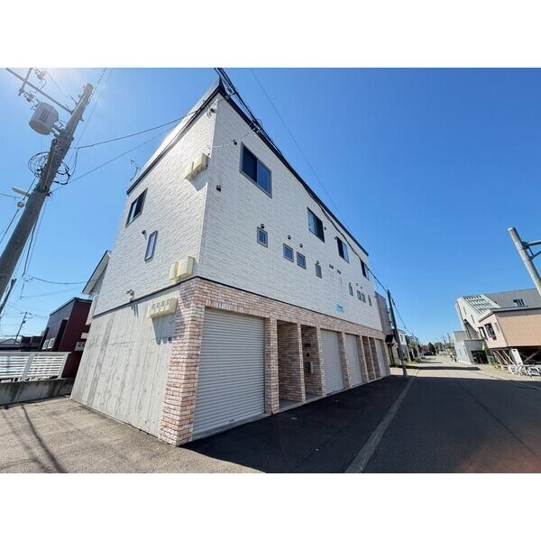 建物外観の別方向。