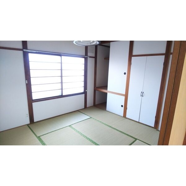 窓と押入のある和室
