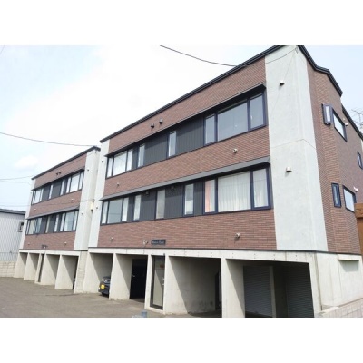 車庫を備えた建物外観