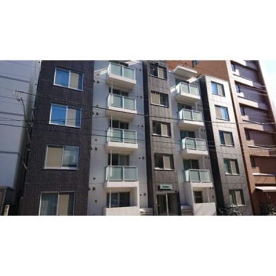 2015年1月築・鉄筋コンクリート造5階建ての外観