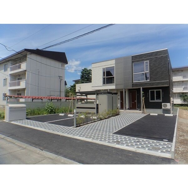 建物と前面の駐車スペース