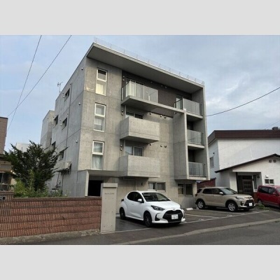 鉄筋コンクリート造4階建ての外観