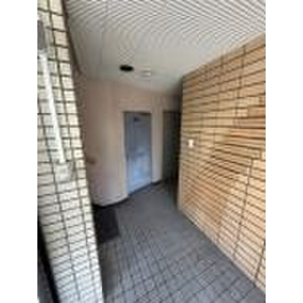 建物の入口。外壁と出入口まわり
