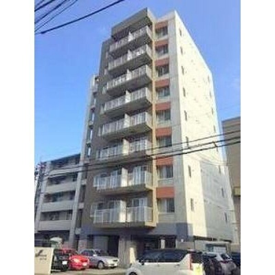 地上9階建ての建物外観