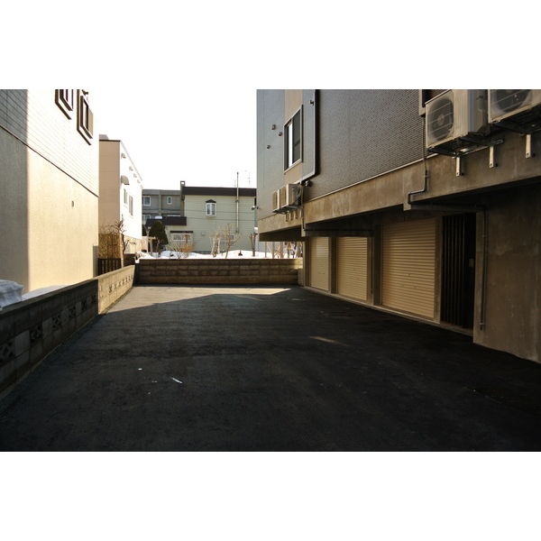 建物前の敷地と車庫部分