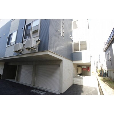 建物側面と車庫部分
