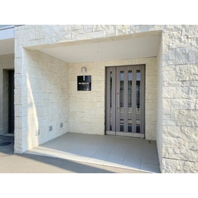 石調の壁が印象的な建物入口