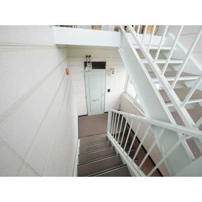 共用階段と各戸への通路