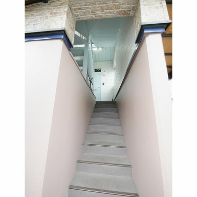建物入口から続く共用階段