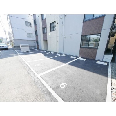 敷地内の屋外駐車場