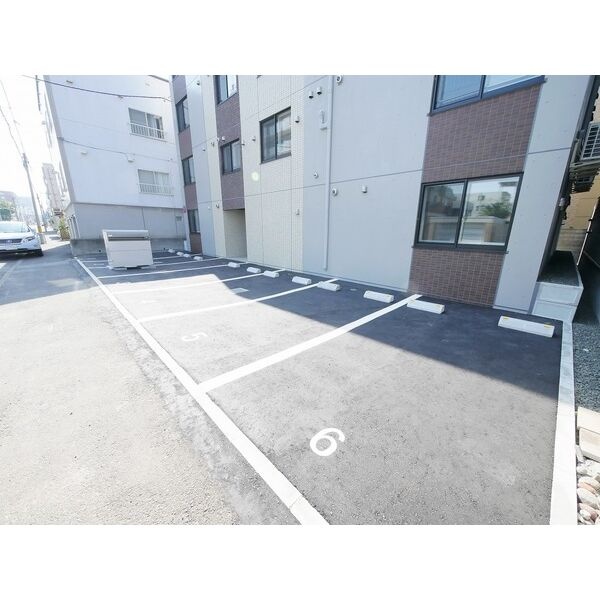 敷地内の屋外駐車場