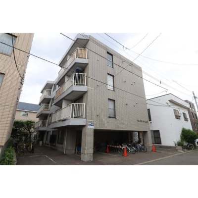 建物外観。募集は最上階402号室です