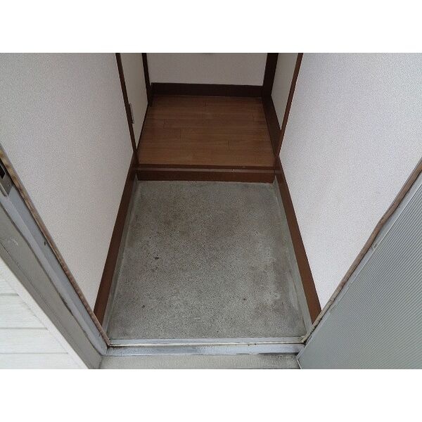 室内から見た玄関