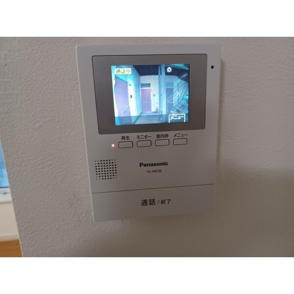 来訪者を確認できるモニター付きインターホン