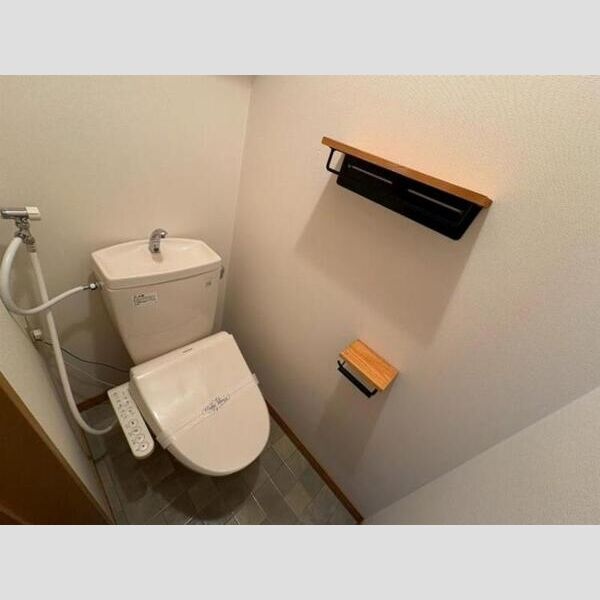 過去撮影：温水洗浄トイレを備えた独立トイレ