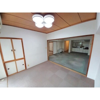 隣室と引き戸でつながる洋室。用途に合わせた部屋の使い分けを検討できます。