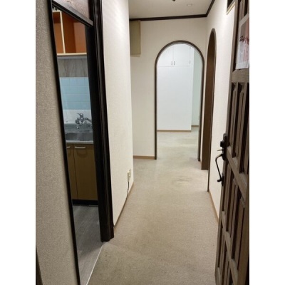 入口から室内へ続く動線。建具や通路の配置をご覧ください。
