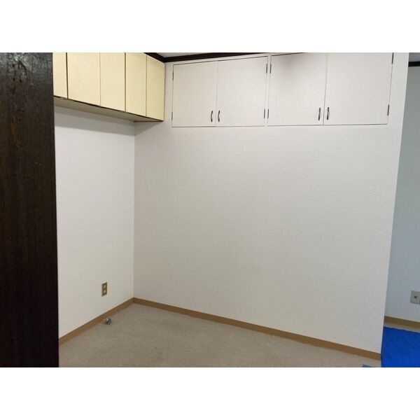 室内の壁面と上部収納。家具配置の参考にご覧ください。