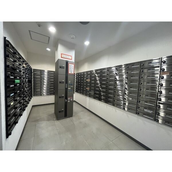 建物共用部のメールボックスまわりです。