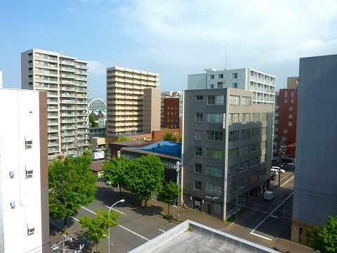 周辺の建物と道路。近隣の街並みをご覧いただけます。