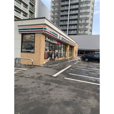 周辺のセブンイレブン。日々のお買い物に利用できます。