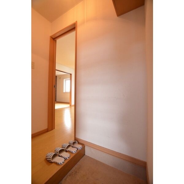 玄関まわり。出入りの動線と収納の位置をご覧いただけます。