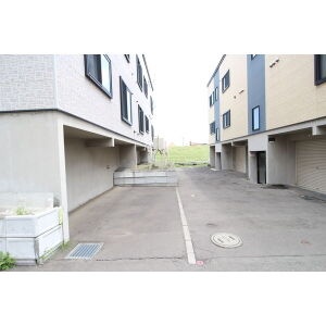 建物下の車庫と敷地内の様子。車の出入りは現地で確認できます。