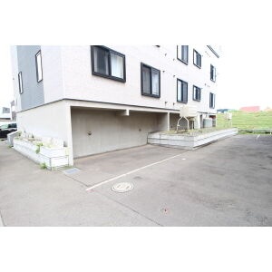 建物と駐車場まわり。敷地内の配置をご確認ください。