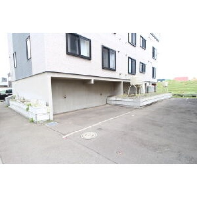 建物と駐車場まわり。敷地内の配置をご確認ください。