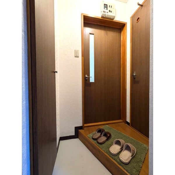 玄関から見た室内。出入りの動線とシューズボックスをご確認ください。