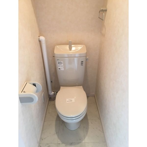 参考写真：トイレは浴室と独立した配置です。