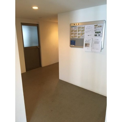 建物共用部のエントランスです。