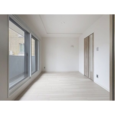 4.7帖の洋室。バルコニー側に開口部があるお部屋です。