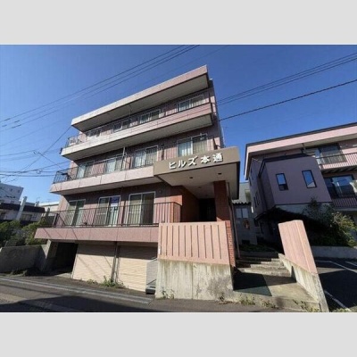 バルコニーを備えた建物外観。鉄骨造3階建・地下1階のマンションです。