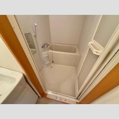 バス・トイレ別の浴室。シャワーを備えています。