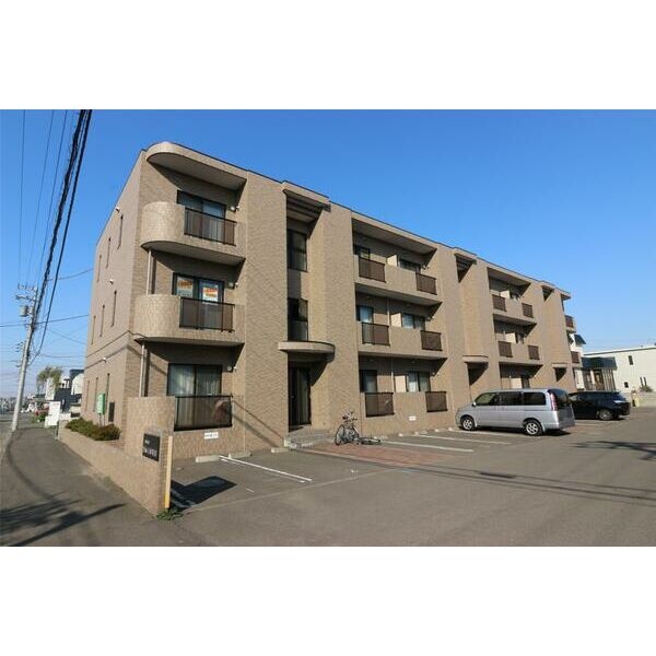 北25条西14丁目に建つ鉄筋コンクリート造3階建てのマンション。