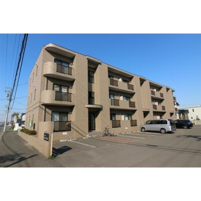 北25条西14丁目に建つ鉄筋コンクリート造3階建てのマンション。